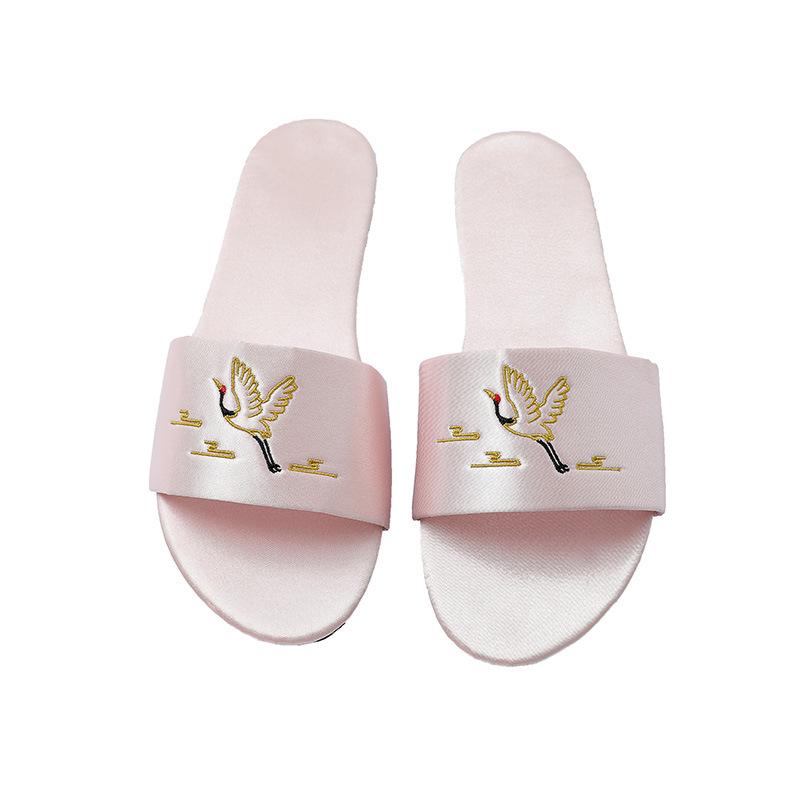 Свадебные тапочки для подружки невесты с вышивкой Свадебные шелковые красные тапочки Свадебный утренний халат невесты в сочетании с женской обувью