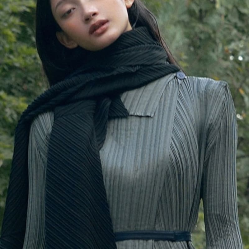 FINE PLEATS Pleated Big Scarf Black