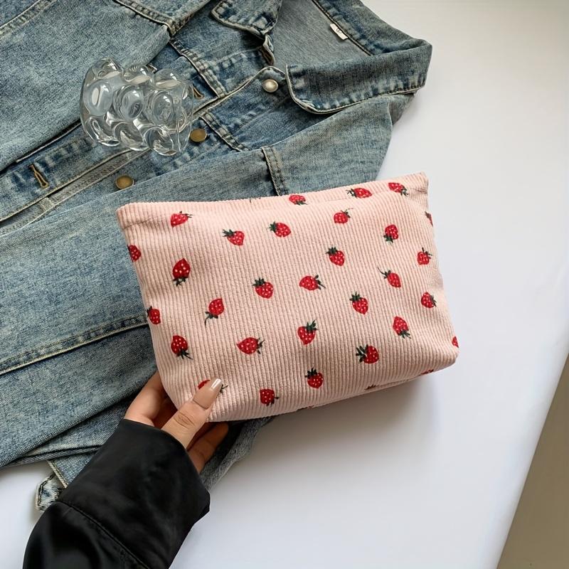 Вельветовая косметичка с клубничным узором на молнии, большая вместимость, портативная сумка для умывальных принадлежностей для женщин, дорожный чехол для предметов первой необходимости