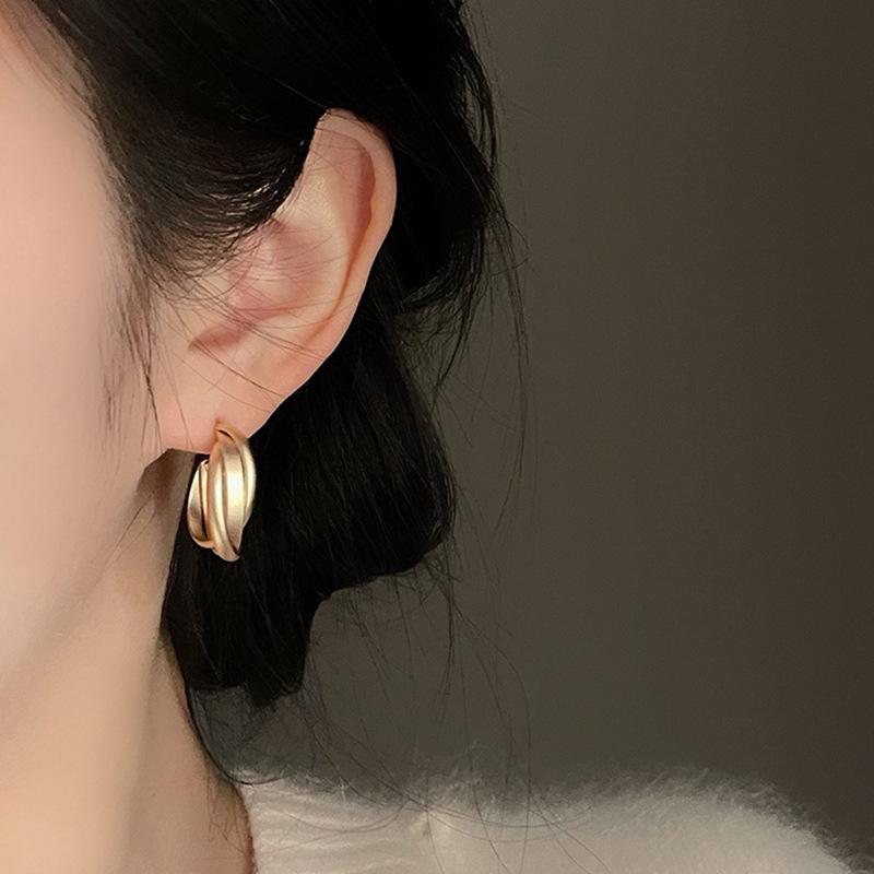 Серьги-кольца из золотистого витого металла для москитных спиралей, женские серьги-кольца в стиле легкой роскоши, высококачественные серьги, нишевые, без зажимов для ушей.