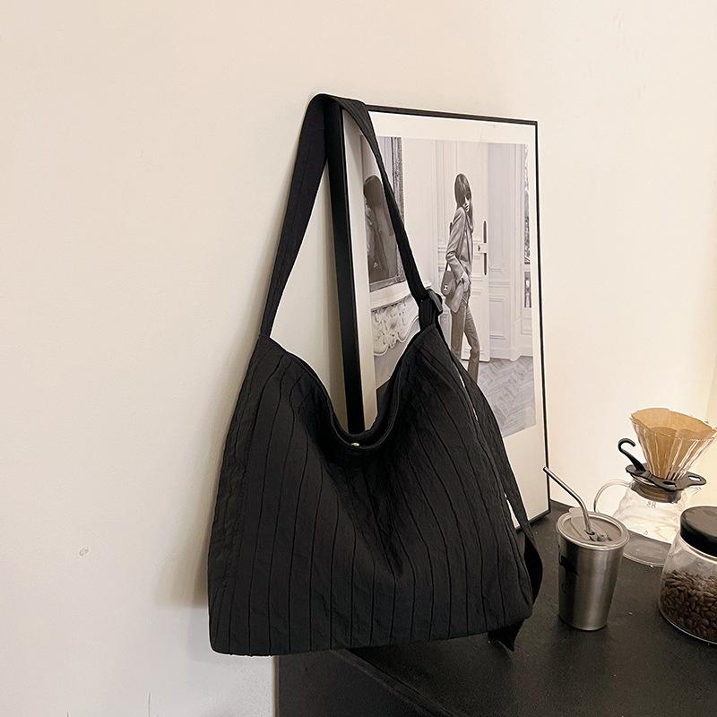 Bucket Bag Pleated Underarm Bag Women'S Simple Texture Bag Versatile Commuter Large Capacity Messenger Tote Bag Women