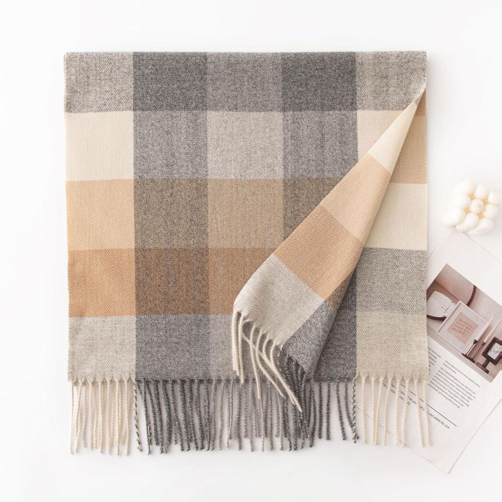 Scarf with A High-end Feel, Versatile, Thick, Autumn and Winter Check Pattern, Warm and Cozy, Soft To The Touch.