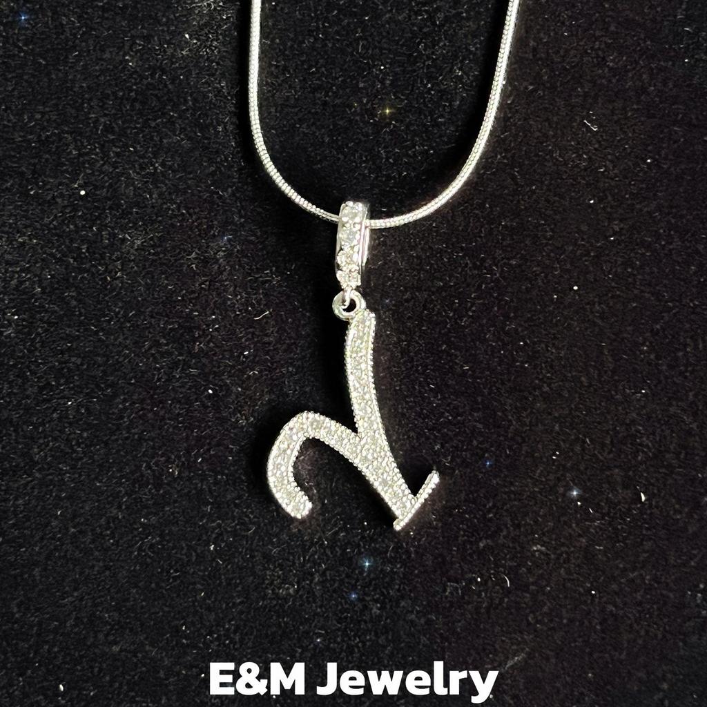 Королевский двор - Ожерелье в стиле «Дрянные девчонки» - Набор подвесок: Крест, Корона и Римская цифра, полностью покрытых цирконием - Роскошный позолоченный медный чокер для женщин