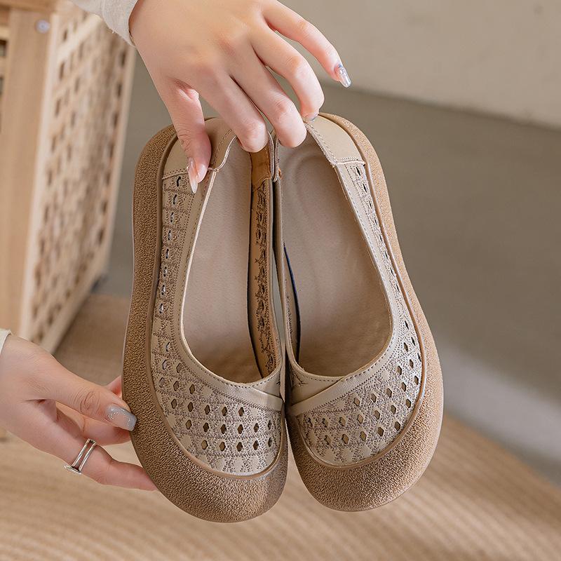 Кожаные новые летние сандалии женские туфли большого размера для мамы мягкая подошва полые удобные на плоской подошве нескользящие одинарные туфли с перфорацией дышащие