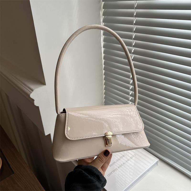 Ретро-сумка-багет для женщин. Весной популярная новая тенденция. Сумка на плечо в корейском стиле. Модная сумка через плечо. Сумка через подмышку.