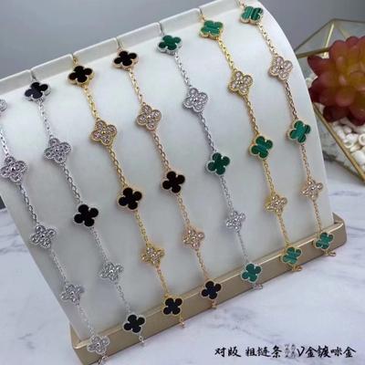 Браслет высокой версии с четырьмя лепестками клевера и пятью цветами из 18-каратного золота, инкрустированный бриллиантами, белым перламутром и черным агатом