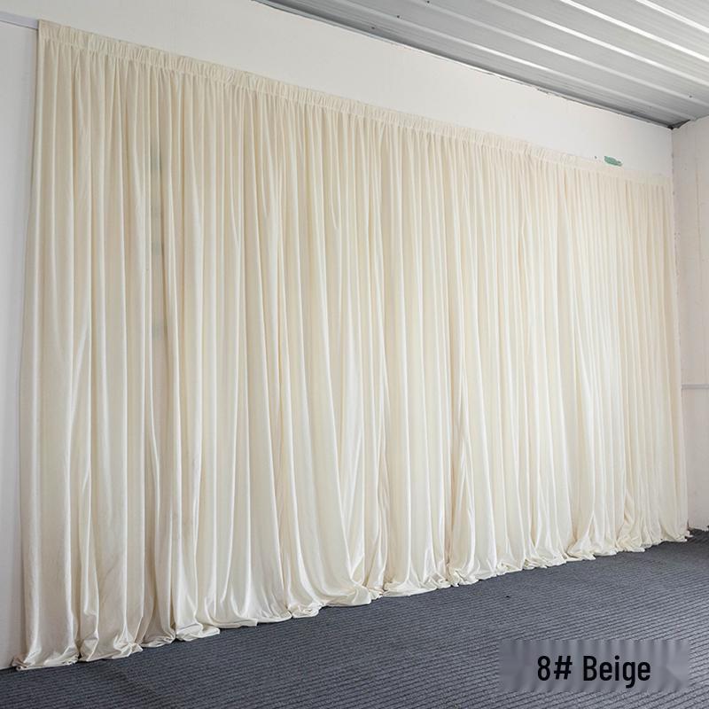 Золотой и черный бархатный свадебный фон с красными марлевыми драпировками