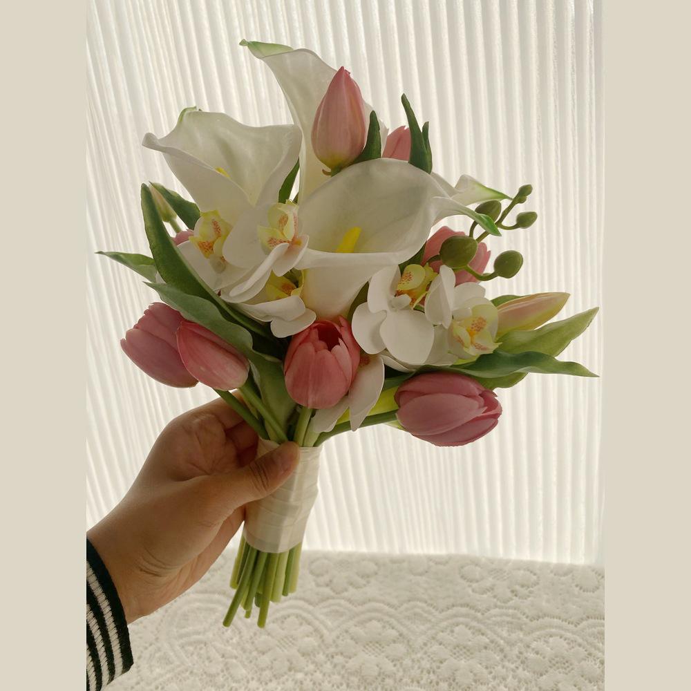 Корейский свадебный букет из тюльпанов и калл для свадебной фотосессии