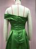 Зеленое атласное вечернее платье на одно плечо с высоким разрезом