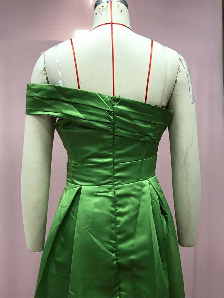 Зеленое атласное вечернее платье на одно плечо с высоким разрезом