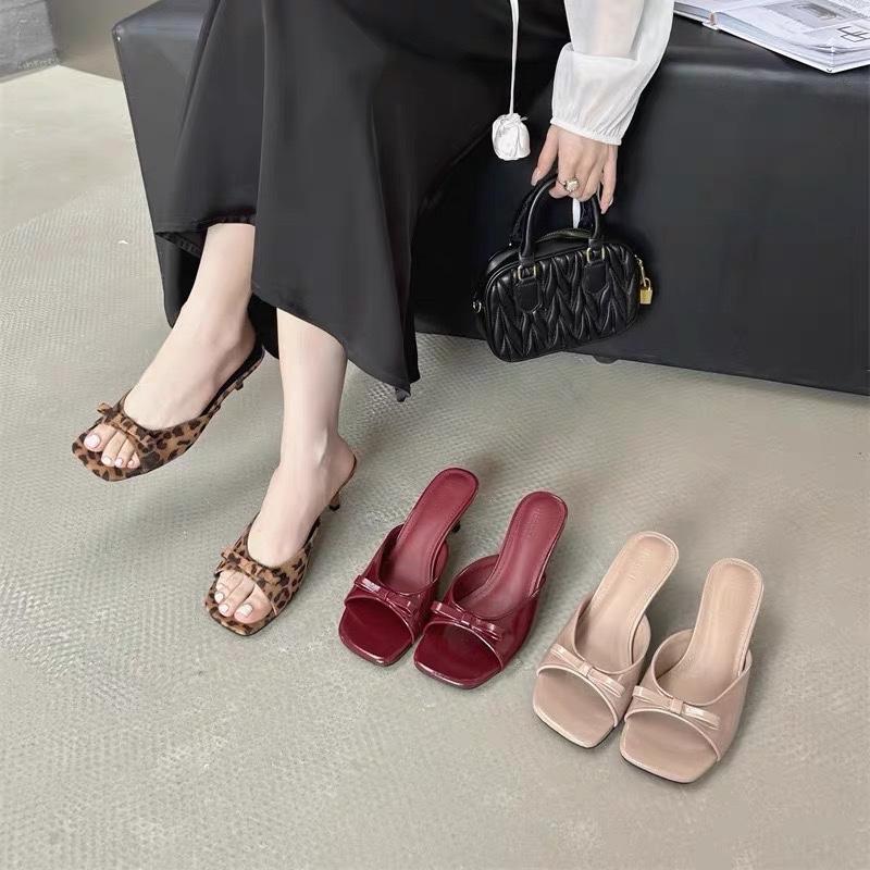 Модные женские шлепанцы-сандалии из лакированной кожи винного цвета, модные мюли на тонком высоком каблуке с круглым открытым носком, летняя обувь для вечеринок