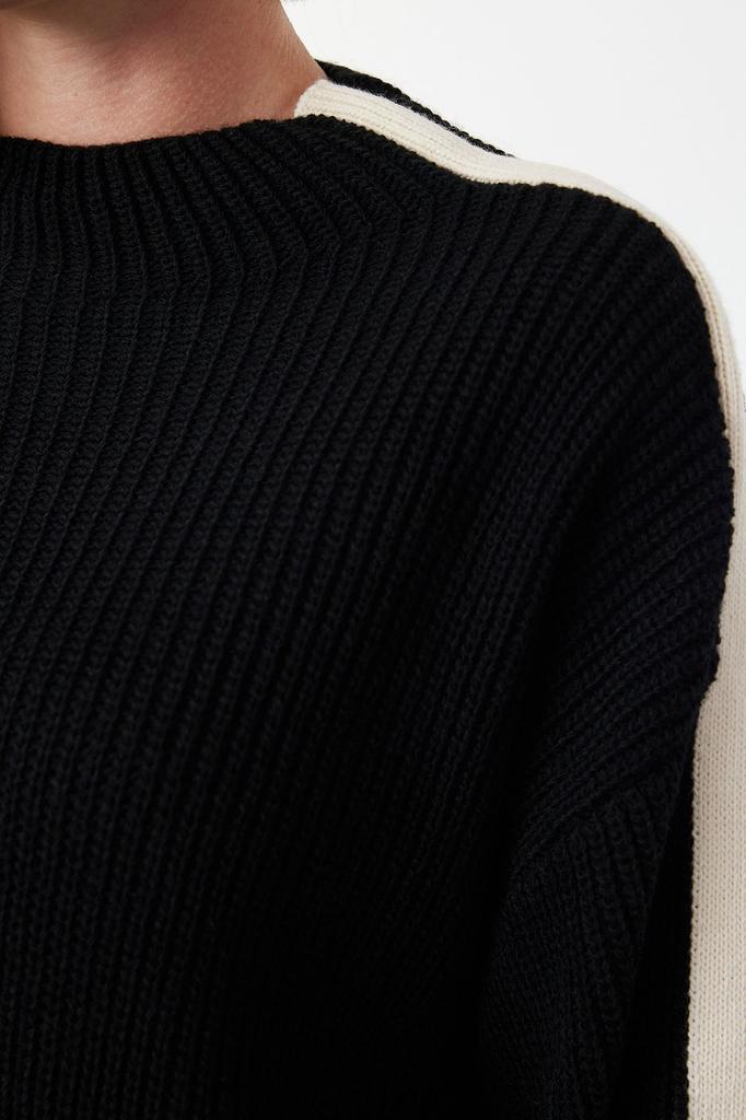 Женский модный стильный свитер, черный сложенный трикотаж с широкими рукавами