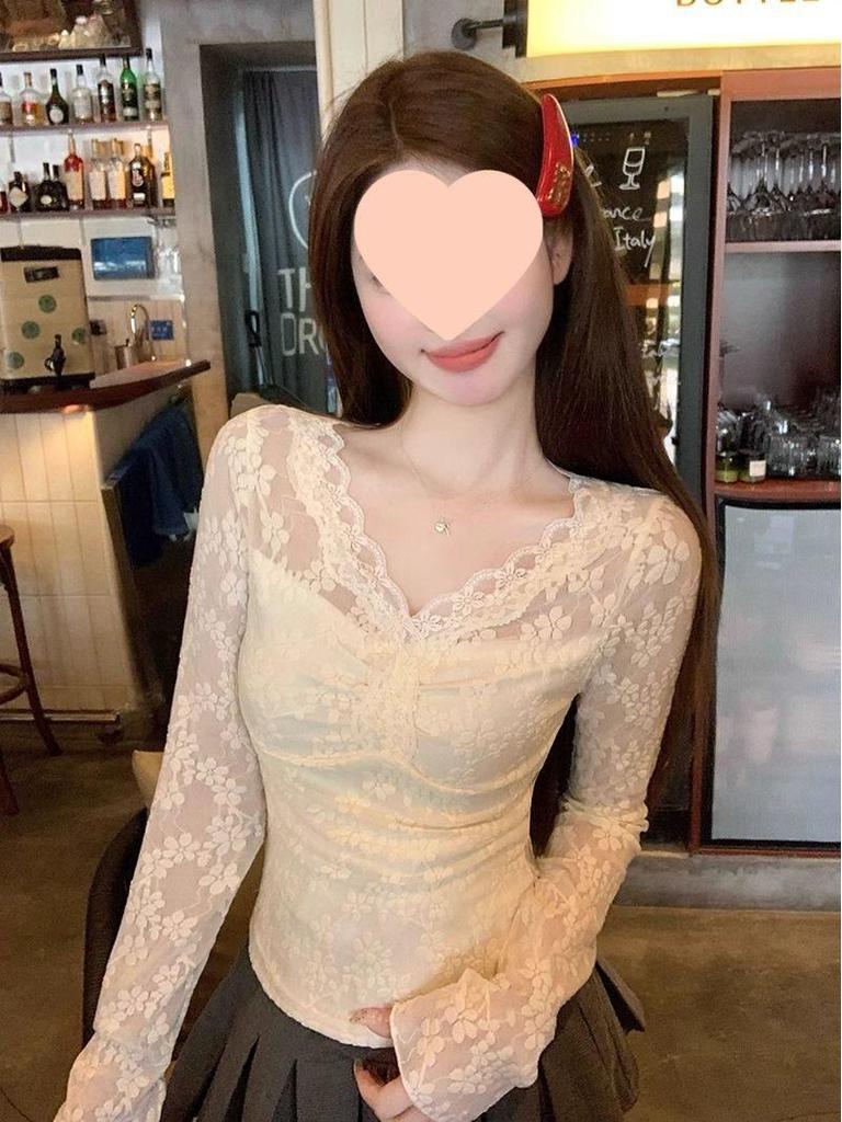 Solid Color Slim Fit V-Neck Lace Undershirt for Spring and Summer