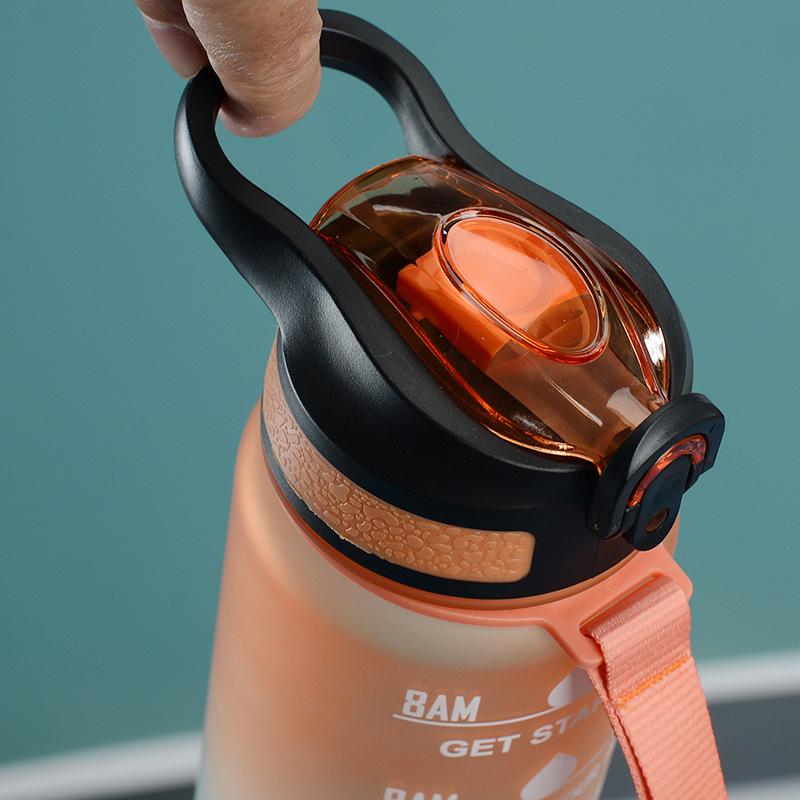 Кружка-градиент, большая вместимость с ручкой, откидная крышка, соломинка; Портативная спортивная бутылка для воды для фитнеса на открытом воздухе.