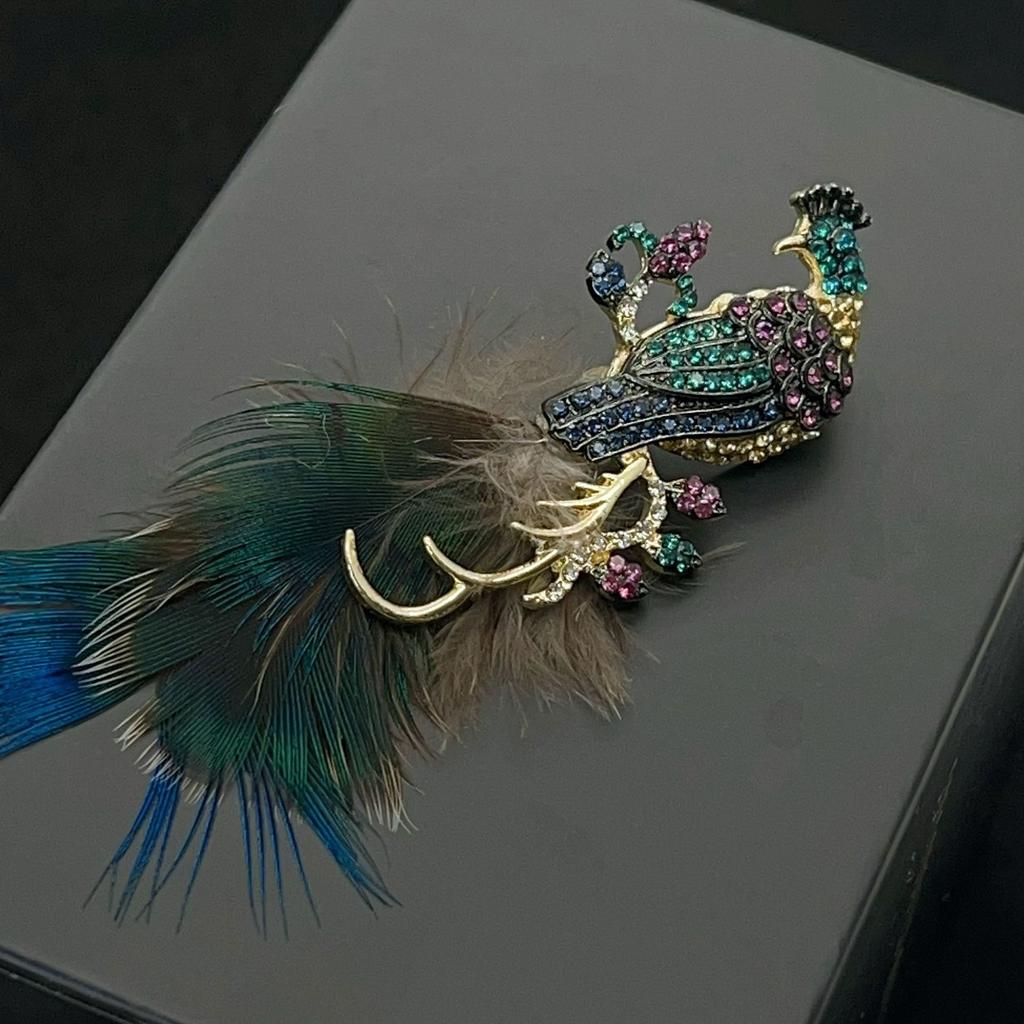 Элегантная брошь в виде павлиньего пера для женщин