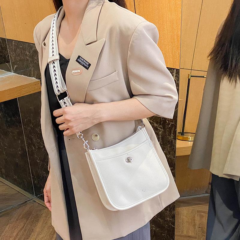 Маленькая женская сумка через плечо