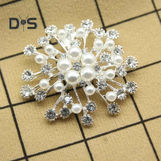 Women Brooch Snowflake Shape Rhinestone Faux Pearl Decor Anti-slip Wear-resistant Suit Coat Collar Hat Scarf Decoration Clothes Pin Prom Party