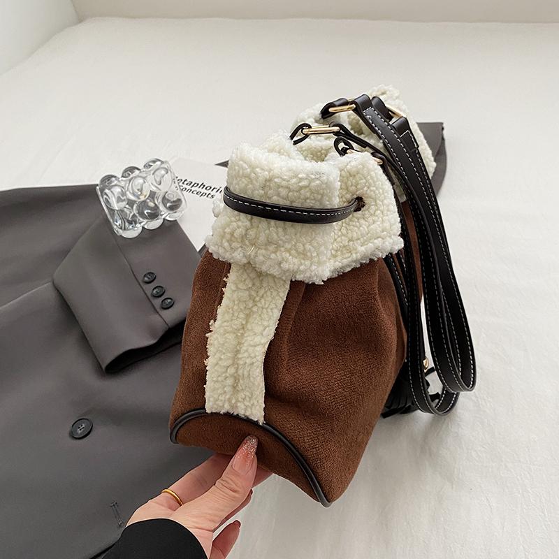Сумки-ведра из замши, женская сумка через плечо для женщин, зимняя новая тенденция 2024 года, небольшие дизайнерские плюшевые сумки на шнурке с кошельками