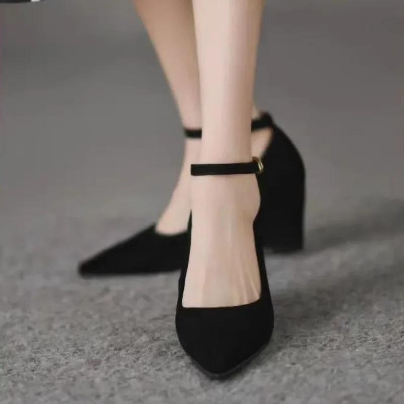 Мода 2024 года. Брендовые женские туфли с обхватом щиколотки. Женские туфли на высоком каблуке. Модные туфли-лодочки. Женские туфли с острым носком и средней танкеткой. Туфли с пряжкой и ремешком. Женские.