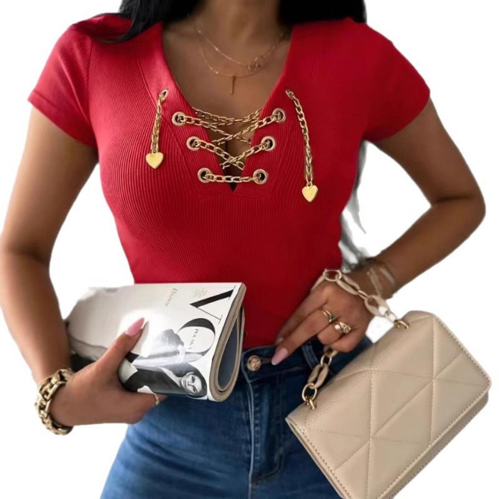 Женская повседневная футболка с V-образным вырезом | Деталь из золотистой металлической цепочки | Приталенный крой, короткий рукав | Машинная стирка и химчистка безопасны | Коллекция весна/лето