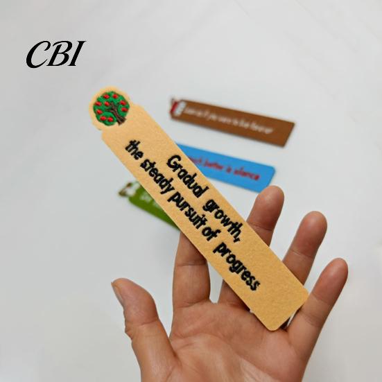 Small House Bookmark Embroidered Felt for Men Women, Pigeon Sheep Tree Non-woven Pattern Book Mark, Handmade Decorative Page Marker, Accessory