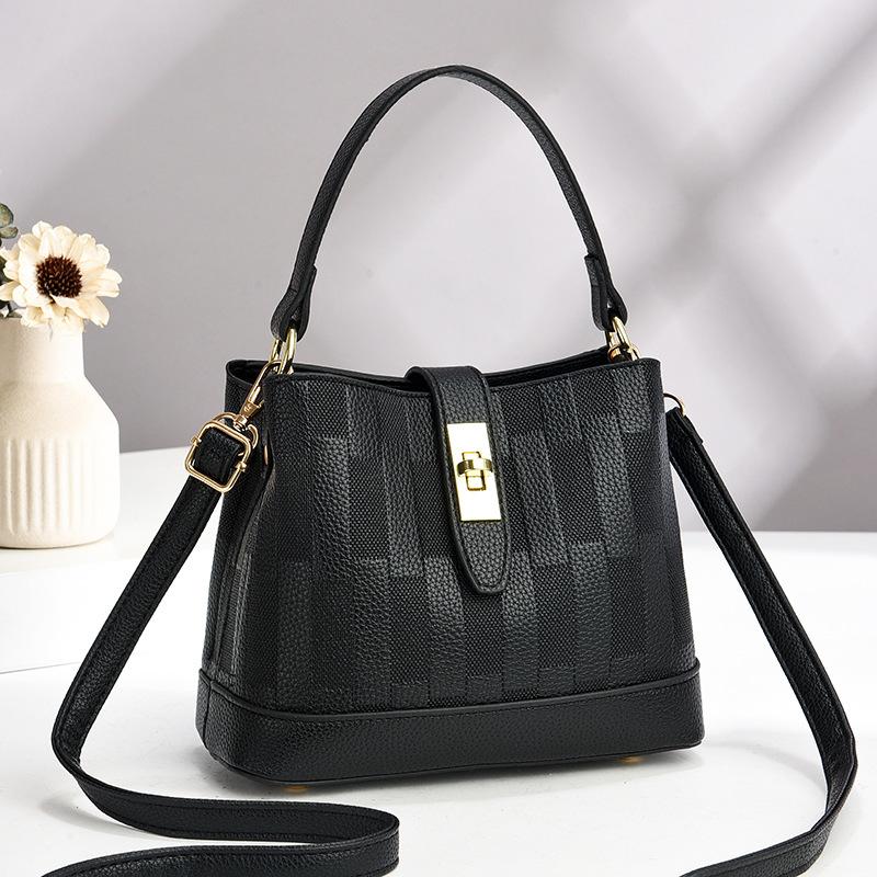 Новая коллекция осень-зима включает в себя модную вместительную универсальную сумку через плечо в корейском стиле и ручную сумку-ведро.