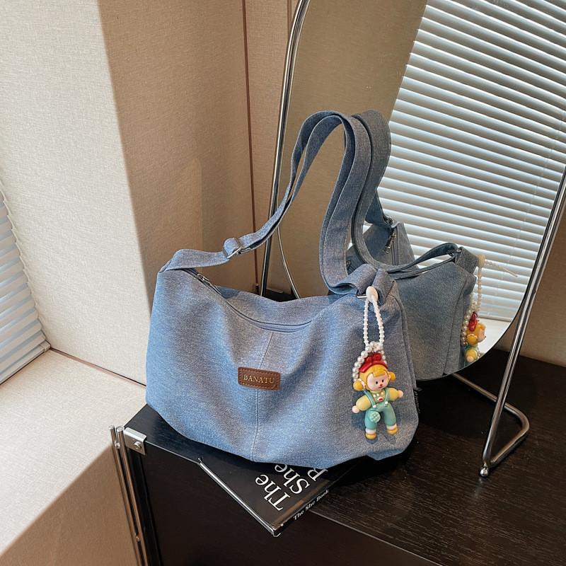 Casual Large Capacity Tote Bag With Denim Fabric And Zipper Closure For Everyday Commutes