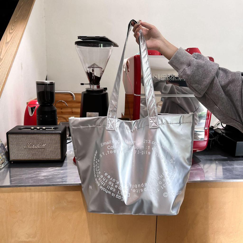 Вместительная серебристая сумка-тоут: Универсальная мода для поездок на работу