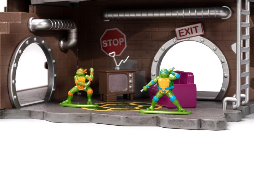 Teenage Mutant Ninja Turtles Turtle Lair Nano Scene with Diecast Collectible Toy for Kids and Adults 1.65-inch Figure,