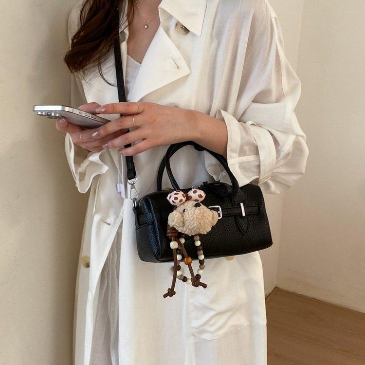 New 2026 retro cross-border foreign style casual messenger bag niche design shoulder underarm bag portable women's bag