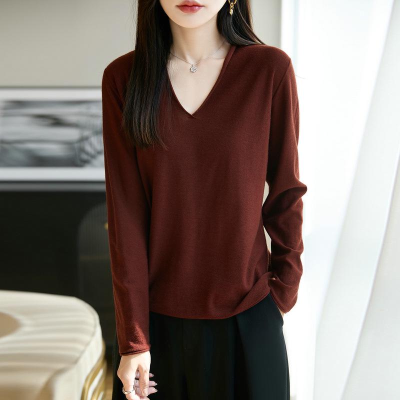 Elegant V-Neck Wool Sweater: Neck-protecting, 16-gauge fine-spun, long-sleeve, versatile base layer for autumn and winter.