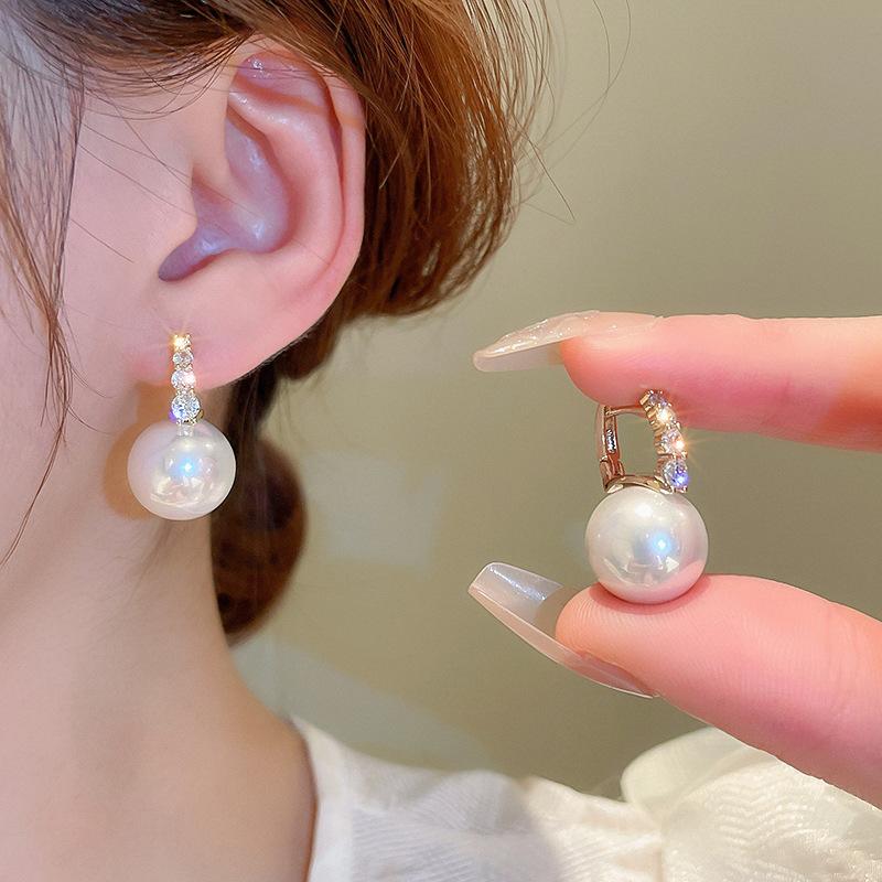 White Pearl Shell Fringed Earrings Fashionable and Elegant Temperament Earrings French Light Luxury High-end Earrings Women