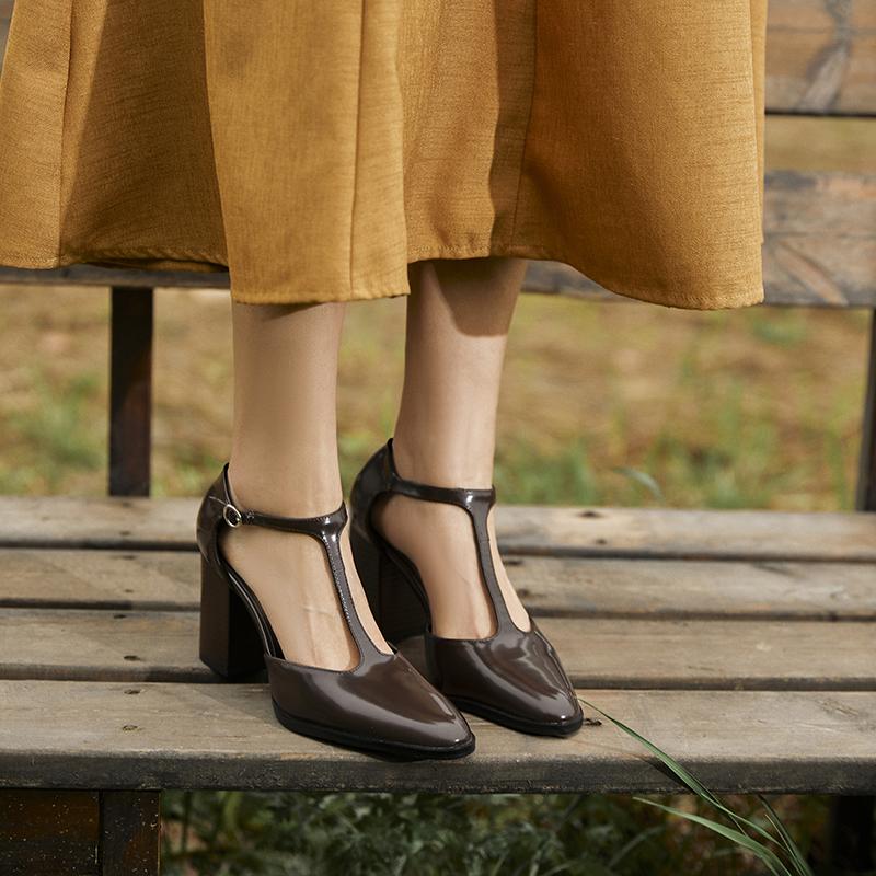 Мода 2025 Новая Мода Лаковая Кожа Туфли-лодочки Т-образной формы Круглый Носок Квадратный Каблук Соломенная Обувь Французский Высокий Каблук Сандалии Баотоу на Одной Пуговице