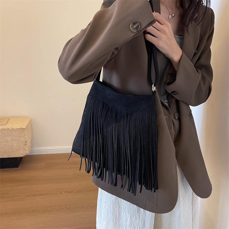 Женская сумка через плечо с кисточками через плечо