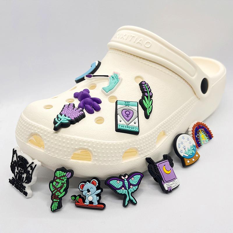 30 шт., фиолетовая лавандовая мультяшная серия, обувь из ПВХ, подвески, украшения для сабо из крокодила, аксессуары