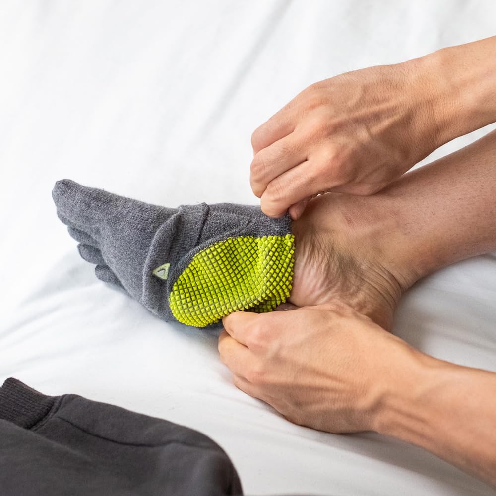 Naboso разработано для поддержки оптимальной стопы Разработано подологами в Соединенных Штатах с запатентованной текстурой для пальцев Серые носки с пятью пальцами, движение. Штаты,