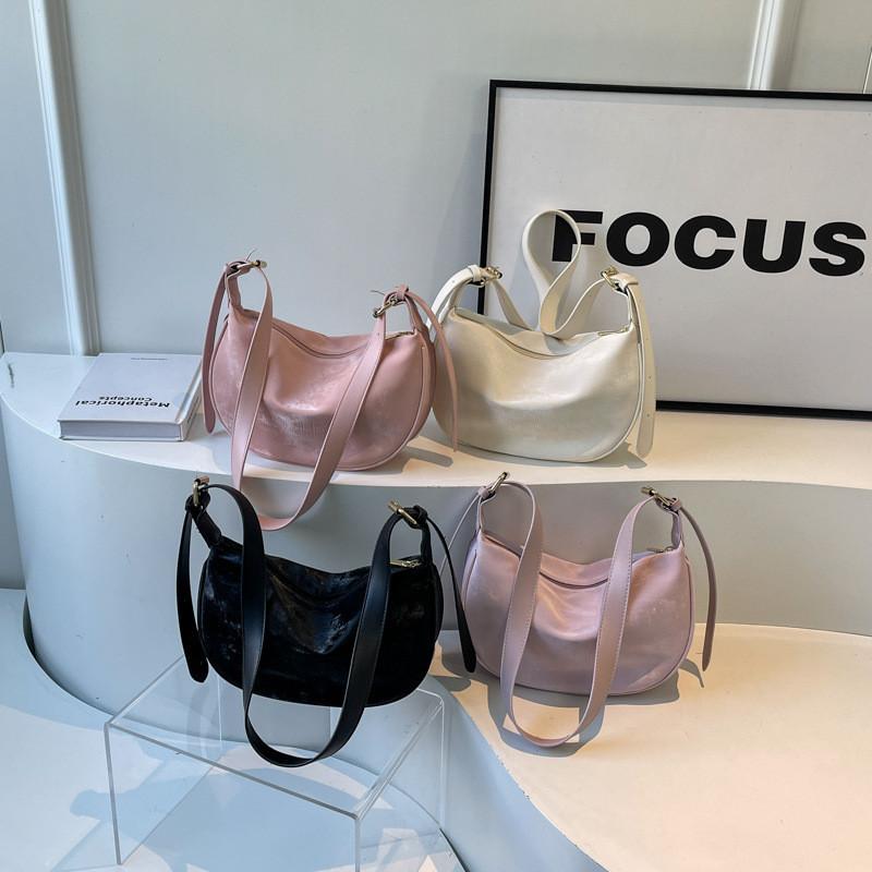 IELGY Women's Korean Version of Pink Velvet Diagonal Dumpling Bag, Lightweight Underarm Bag, Simple Pu Shoulder Bag