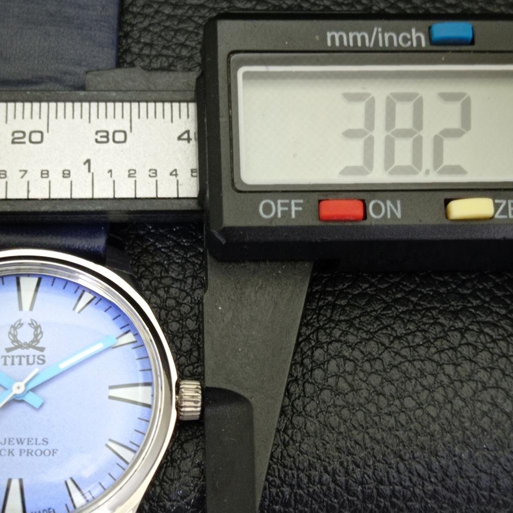 ВИНТАЖНЫЕ ЧАСЫ TITUS SWISS С РУЧНЫМ ЗАВОДОМ, МУЖСКИЕ, С ОТРЕСТАВРИРОВАННЫМ НЕБЕСНО-ГОЛУБЫМ ЦИФЕРБЛАТОМ a500048-2 R151a-a500048