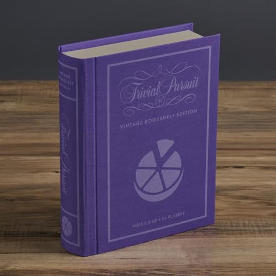 Коллекция винтажных настольных игр на полке, включающая «Табу» и «Trivial Pursuit» для семейного игрового вечера, образовательное развлечение и