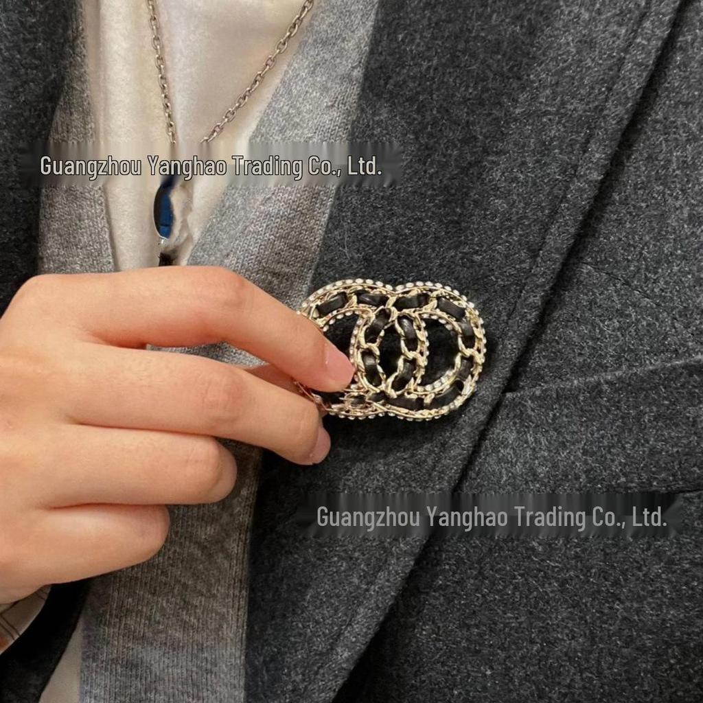 Брошь Seiko Double C из черной кожи со стразами для женщин