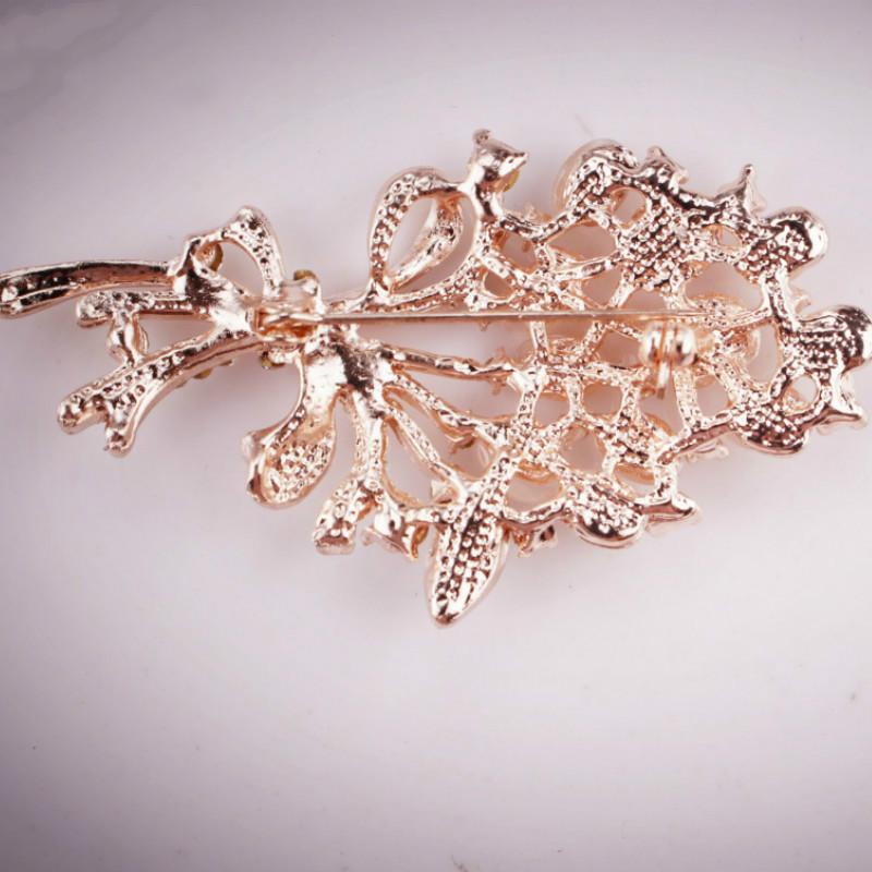 Женская брошь с кристаллами "Цветок"