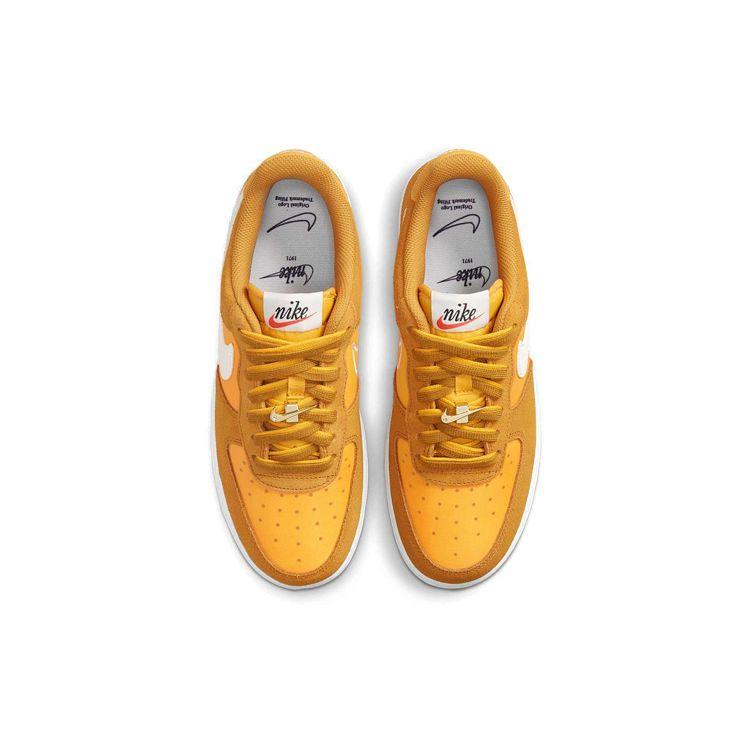 Nike Air Force 1 07 SE First Use — женские кроссовки University Gold Gum светло-коричневые, белые DA8302-700