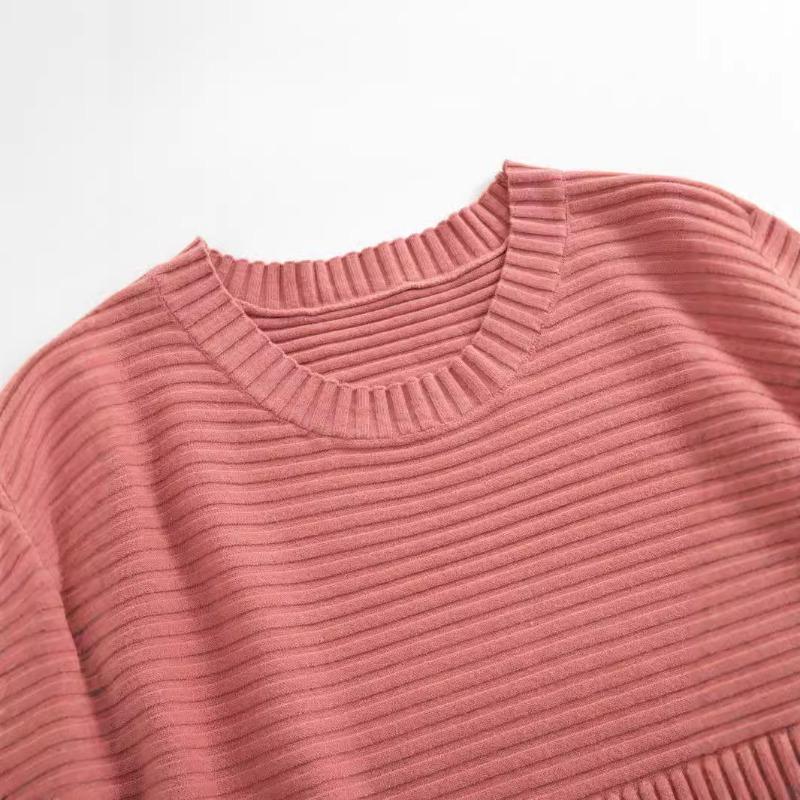 Осенний женский свитер с круглым вырезом и кружевной вязкой на талии