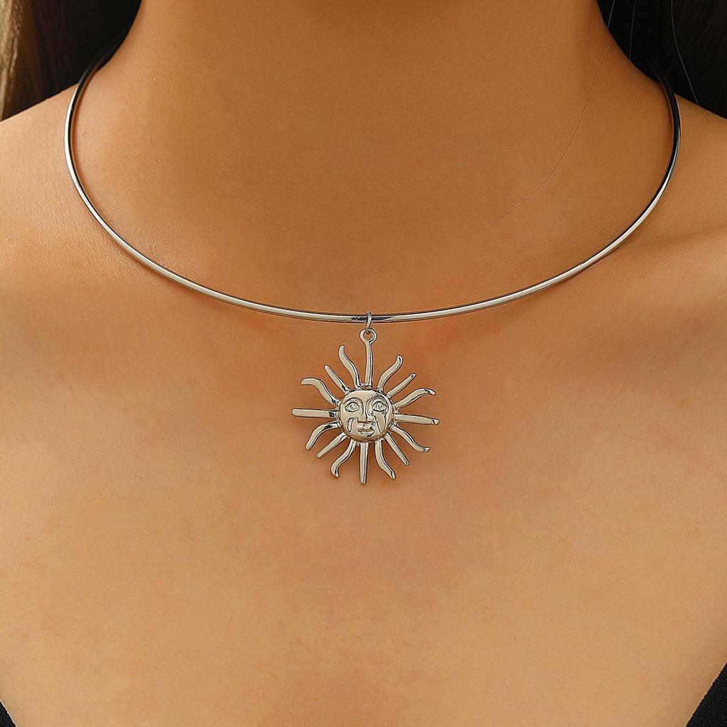 Retro Heart & Flower Hollow Choker Necklace for Women