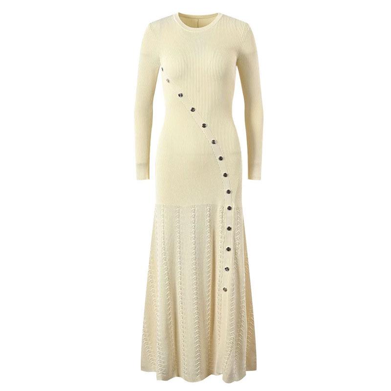 Шикарное платье-свитер с длинными рукавами и косыми металлическими пуговицами