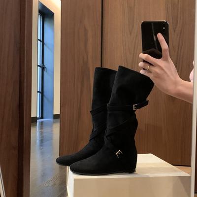 Новые ботинки на меху женские с увеличением высоты M универсальные с круглым носком и пряжкой мягкие со складками узкие средней высоты ботинки-рыцари