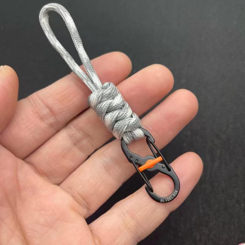 Компактный брелок-антивор из паракорда с запирающимся крючком и пряжкой «восьмерка» для использования на открытом воздухе