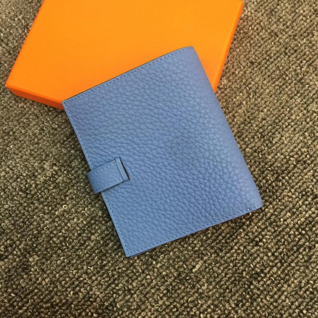 Новый короткий кошелек из мягкой коровьей кожи для женщин с двойной пряжкой и маленьким ремешком для кошелька