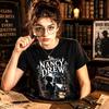 Минималистичная футболка с графическим принтом «Девушка-детектив» - Винтажная футболка с книгой-детективом, Ретро одежда сыщика, Эстетичный книжный подарок, Одежда в стиле Dark Academia