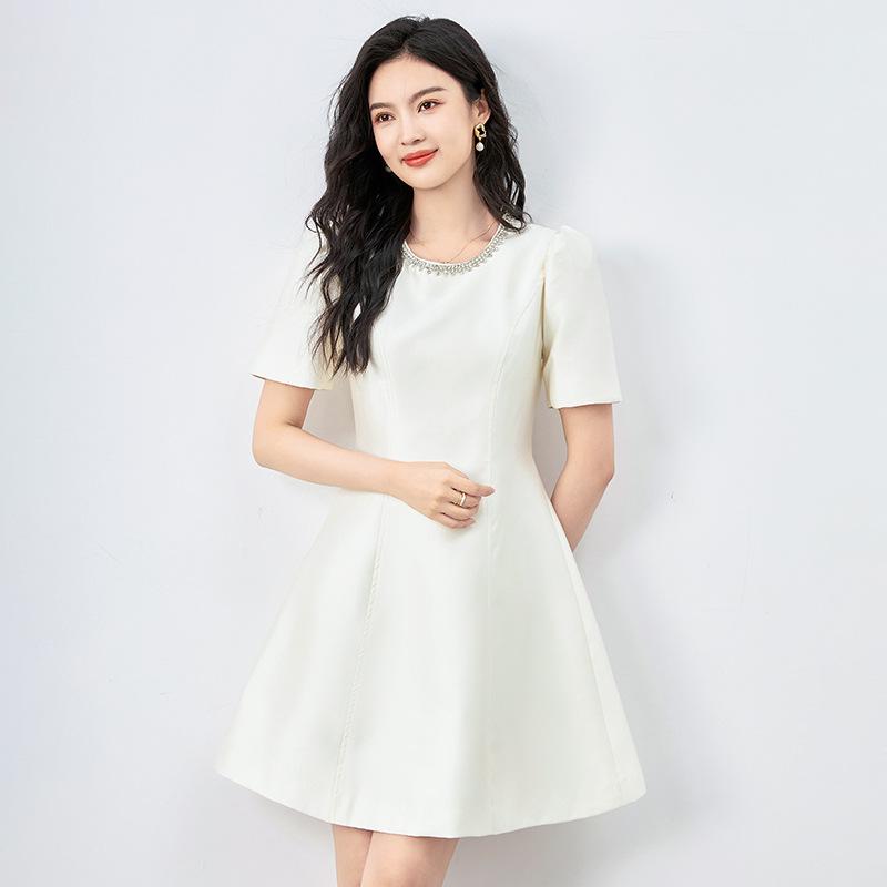 Платье-мини с шипами и бриллиантами, приталенное, для светской львицы